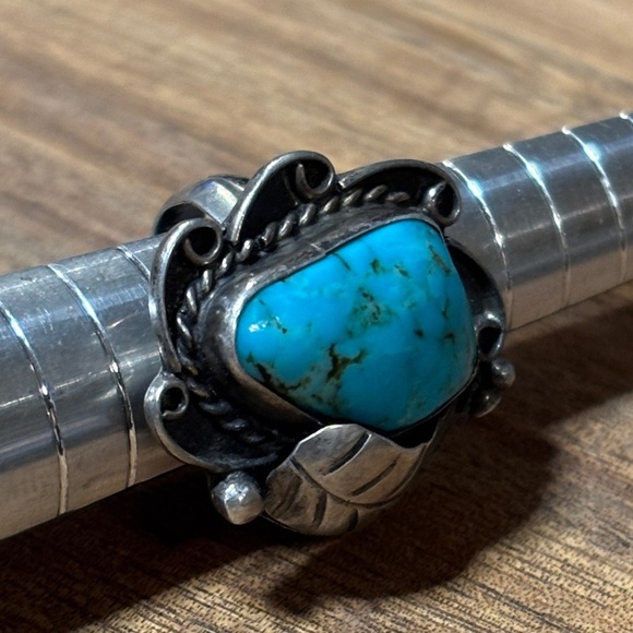 Turquoise & Sterling Silver Ring - Picture 5 of 6